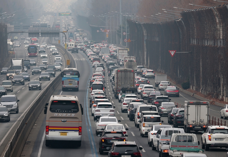 Cao tốc ở H&agrave;n Quốc "tăng nhiệt" trong ng&agrave;y đầu ti&ecirc;n nghỉ tết Nguy&ecirc;n đ&aacute;n- Ảnh 1.