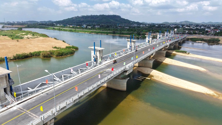 Đập d&acirc;ng lớn nhất Quảng Ng&atilde;i th&ocirc;ng xe, người d&acirc;n phấn khởi đi lại dịp Tết- Ảnh 2.