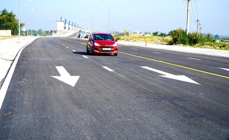 Đập d&acirc;ng lớn nhất Quảng Ng&atilde;i th&ocirc;ng xe, người d&acirc;n phấn khởi đi lại dịp Tết- Ảnh 4.