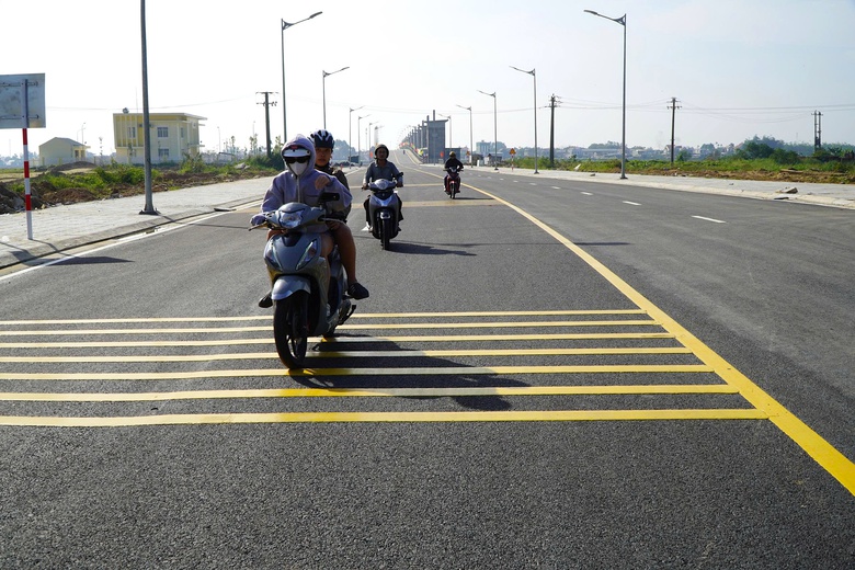 Đập d&acirc;ng lớn nhất Quảng Ng&atilde;i th&ocirc;ng xe, người d&acirc;n phấn khởi đi lại dịp Tết- Ảnh 5.