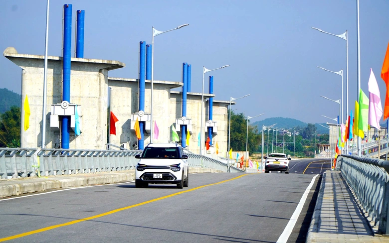 Đập d&acirc;ng lớn nhất Quảng Ng&atilde;i th&ocirc;ng xe, người d&acirc;n phấn khởi đi lại dịp Tết- Ảnh 7.