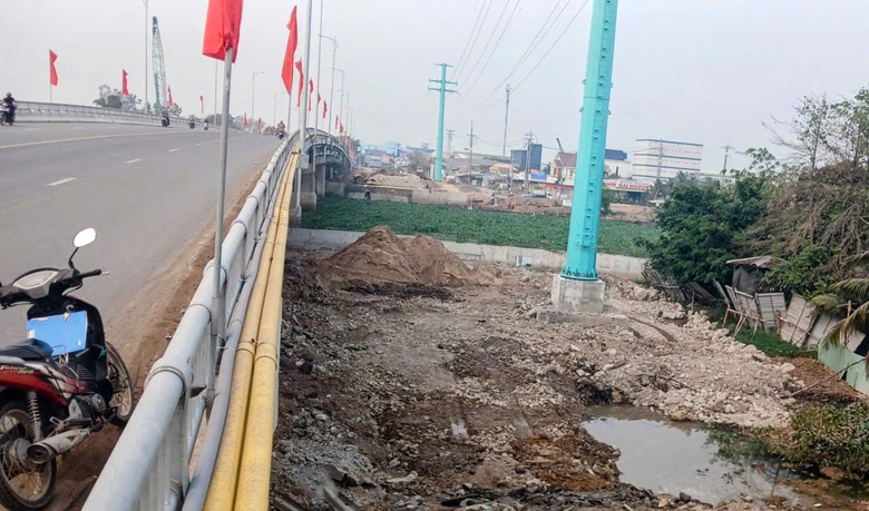 Ho&agrave;n th&agrave;nh th&aacute;o dỡ cầu Mộc H&oacute;a cũ, khơi th&ocirc;ng giao th&ocirc;ng thủy tr&ecirc;n QL62- Ảnh 1.