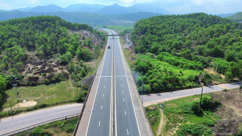 Lượng xe tăng đột biến, cao tốc chia lửa cho QL1A ngày cận Tết- Ảnh 3. Lượng xe tăng đột biến, cao tốc chia lửa cho QL1A ngày cận Tết- Ảnh 3.