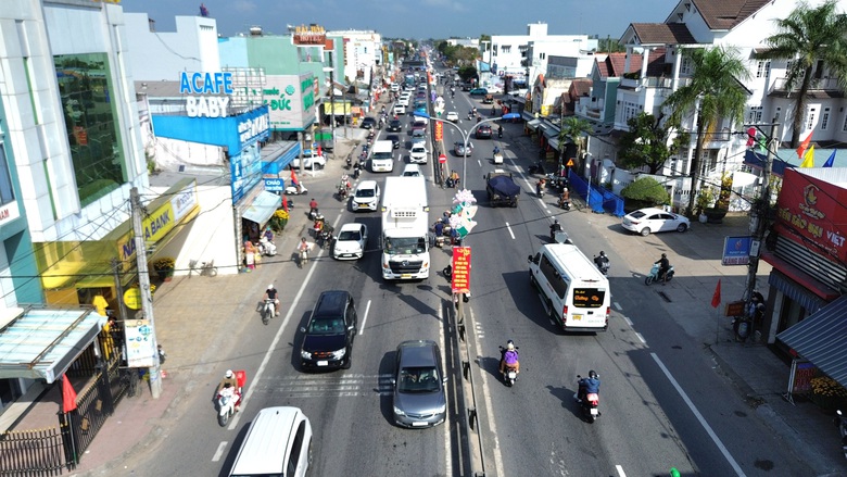 Lượng xe tăng đột biến, cao tốc chia lửa cho QL1A ngày cận Tết- Ảnh 1. Lượng xe tăng đột biến, cao tốc chia lửa cho QL1A ngày cận Tết- Ảnh 1.