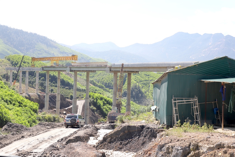 Đào hầm, bắc cầu trên tuyến cao tốc Khánh Hòa - Buôn Ma Thuột- Ảnh 4. Đào hầm, bắc cầu trên tuyến cao tốc Khánh Hòa - Buôn Ma Thuột- Ảnh 4.