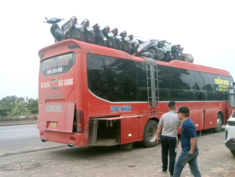 CSGT Tuy&ecirc;n Quang phạt t&agrave;i xế v&agrave; chủ phương tiện v&igrave; chở 12 xe m&aacute;y tr&ecirc;n n&oacute;c &ocirc; t&ocirc; kh&aacute;ch- Ảnh 2.