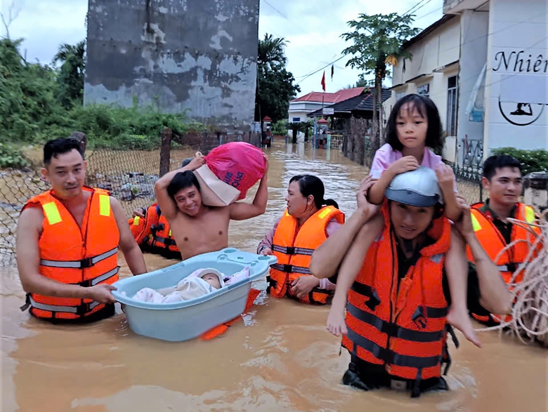 Mùa xuân của thượng tá công an bơi 2km trong đêm cứu dân- Ảnh 4. Mùa xuân của thượng tá công an bơi 2km trong đêm cứu dân- Ảnh 4.
