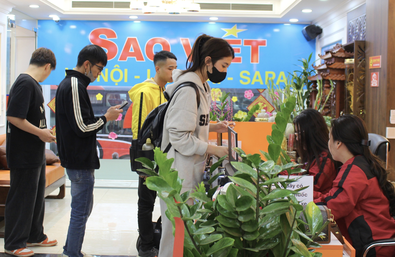 Tết này, nhiều hành khách về quê bằng… tấm vé của lòng nhân ái- Ảnh 1. Tết này, nhiều hành khách về quê bằng… tấm vé của lòng nhân ái- Ảnh 1.