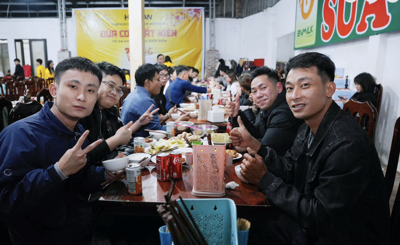 Tết này, nhiều hành khách về quê bằng… tấm vé của lòng nhân ái- Ảnh 4. Tết này, nhiều hành khách về quê bằng… tấm vé của lòng nhân ái- Ảnh 4.