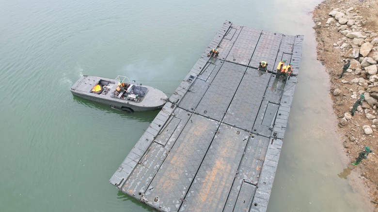 Cận cảnh Lữ đo&agrave;n 249 Binh chủng C&ocirc;ng binh lắp đặt cầu phao qua s&ocirc;ng L&ocirc;- Ảnh 1.