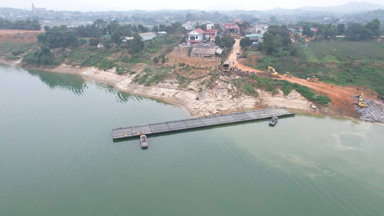 Cận cảnh Lữ đo&agrave;n 249 Binh chủng C&ocirc;ng binh lắp đặt cầu phao qua s&ocirc;ng L&ocirc;- Ảnh 2.