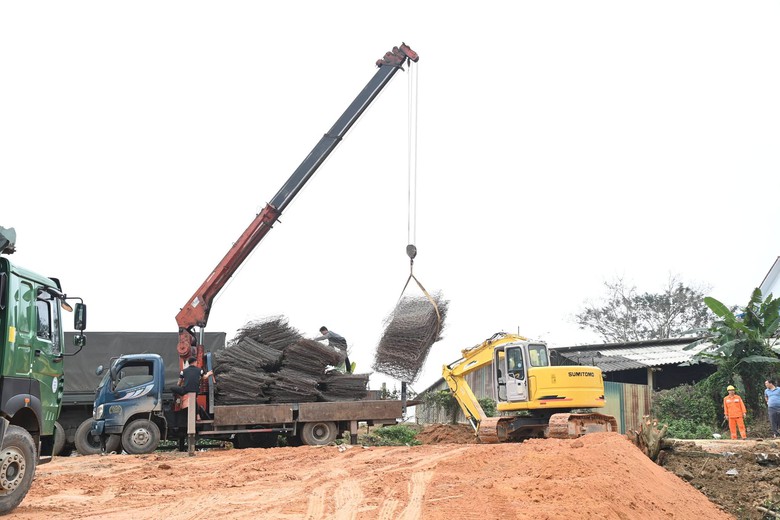 Cận cảnh Lữ đo&agrave;n 249 Binh chủng C&ocirc;ng binh lắp đặt cầu phao qua s&ocirc;ng L&ocirc;- Ảnh 3.