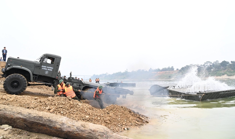 Cận cảnh Lữ đo&agrave;n 249 Binh chủng C&ocirc;ng binh lắp đặt cầu phao qua s&ocirc;ng L&ocirc;- Ảnh 4.