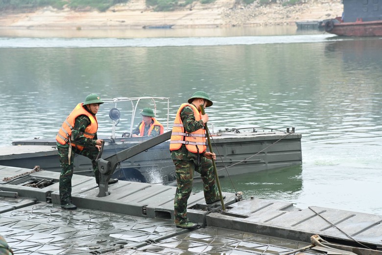 Cận cảnh Lữ đo&agrave;n 249 Binh chủng C&ocirc;ng binh lắp đặt cầu phao qua s&ocirc;ng L&ocirc;- Ảnh 5.