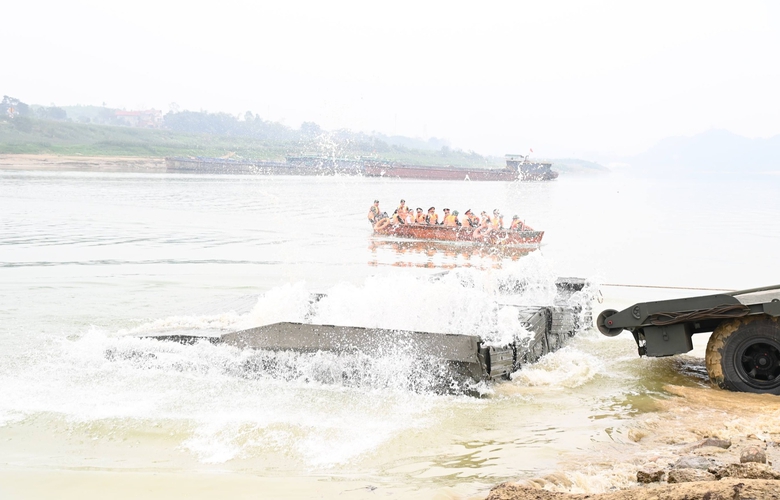 Cận cảnh Lữ đo&agrave;n 249 Binh chủng C&ocirc;ng binh lắp đặt cầu phao qua s&ocirc;ng L&ocirc;- Ảnh 6.