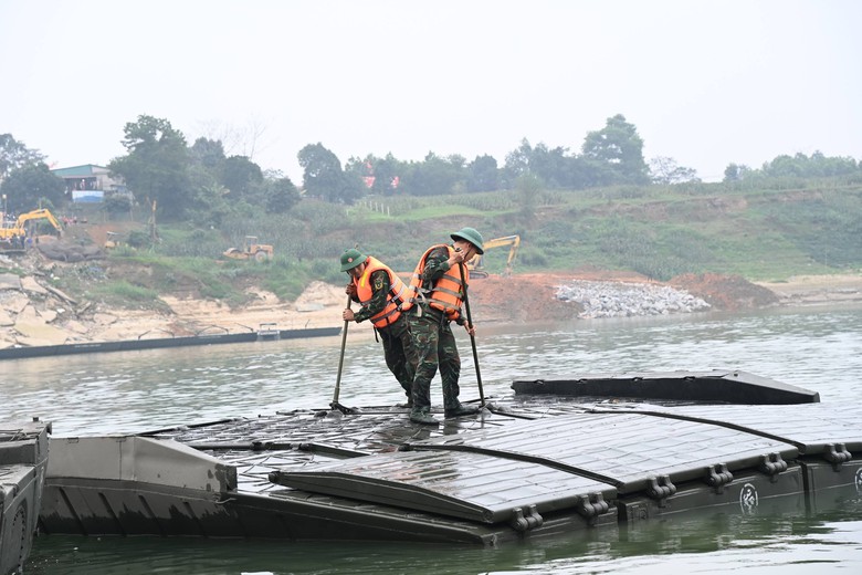 Cận cảnh Lữ đo&agrave;n 249 Binh chủng C&ocirc;ng binh lắp đặt cầu phao qua s&ocirc;ng L&ocirc;- Ảnh 7.