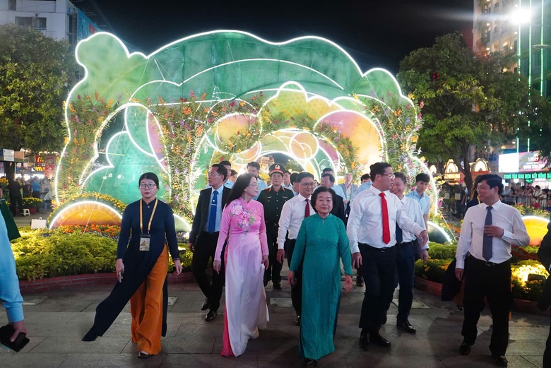 TP.HCM: Đường hoa Nguyễn Huệ thu h&uacute;t h&agrave;ng ng&agrave;n người tham quan thời khắc mở cửa- Ảnh 4.