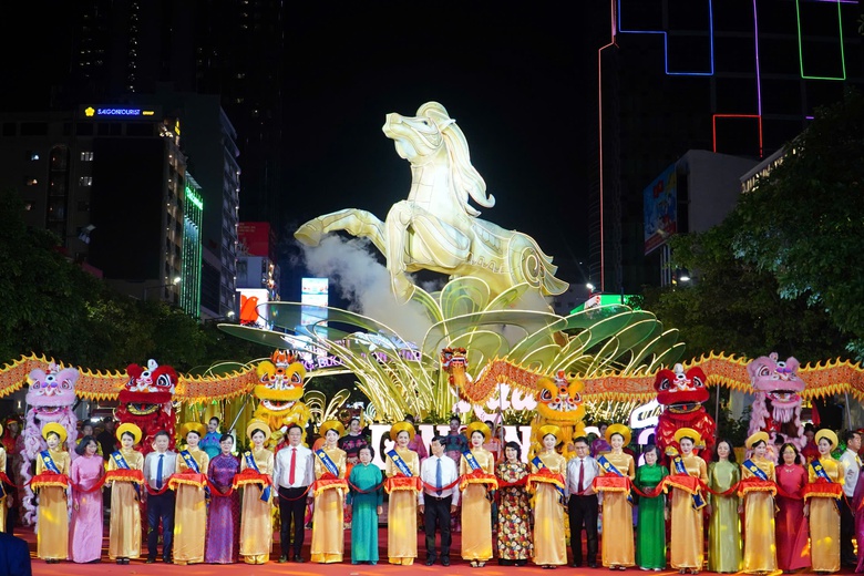 TP.HCM: Đường hoa Nguyễn Huệ thu h&uacute;t h&agrave;ng ng&agrave;n người tham quan thời khắc mở cửa- Ảnh 2.