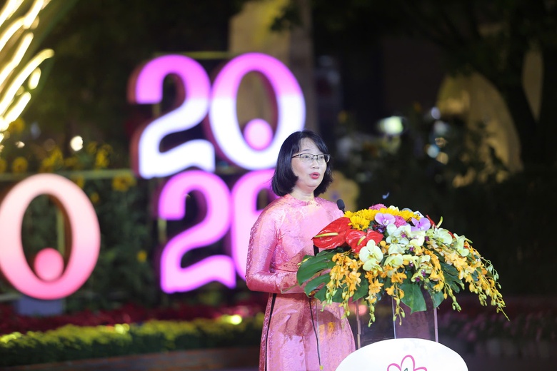 TP.HCM: Đường hoa Nguyễn Huệ thu h&uacute;t h&agrave;ng ng&agrave;n người tham quan thời khắc mở cửa- Ảnh 1.