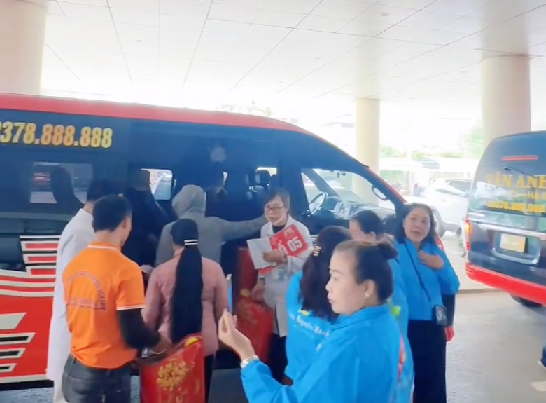 Tết này, nhiều hành khách về quê bằng… tấm vé của lòng nhân ái- Ảnh 3. Tết này, nhiều hành khách về quê bằng… tấm vé của lòng nhân ái- Ảnh 3.