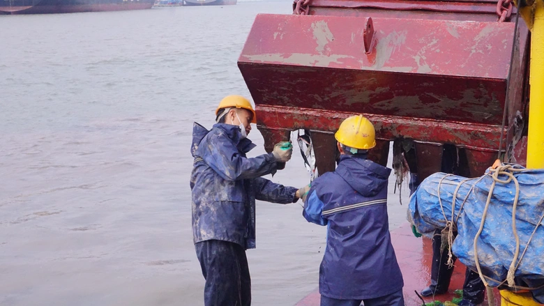 Nghề &ldquo;cạp đất  m&agrave; ăn&rdquo; nơi đầu s&oacute;ng- Ảnh 3.