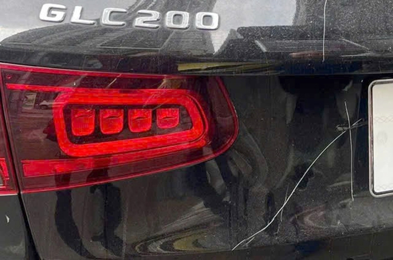 H&agrave; Nội: Khởi tố vụ đập ph&aacute;, c&agrave;o xước xe Mercedes đỗ trước trung t&acirc;m tiếng Anh- Ảnh 2.