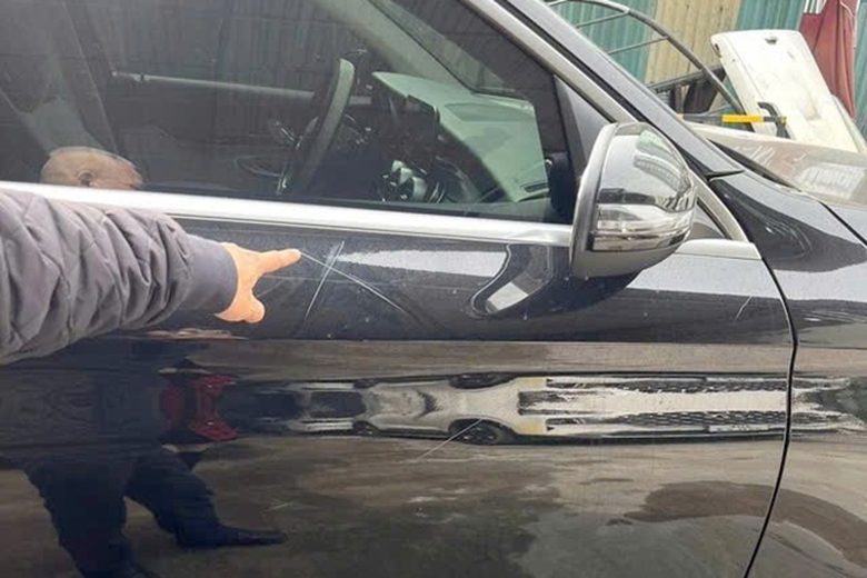 H&agrave; Nội: Khởi tố vụ đập ph&aacute;, c&agrave;o xước xe Mercedes đỗ trước trung t&acirc;m tiếng Anh- Ảnh 1.