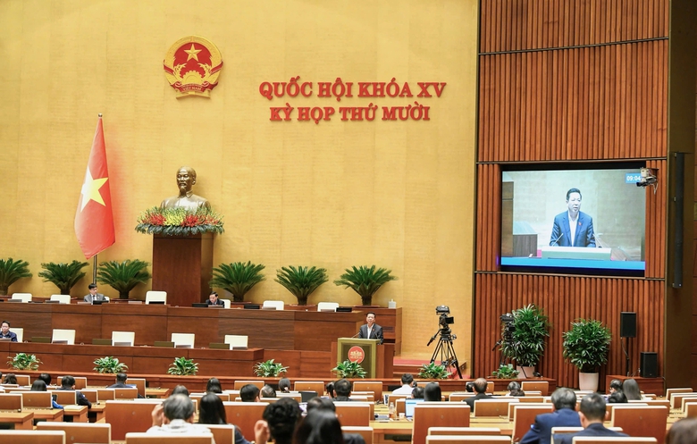 Luật sửa đổi, bổ sung một số điều của Luật Quy hoạch đ&ocirc; thị v&agrave; n&ocirc;ng th&ocirc;n được Quốc hội kh&oacute;a XV th&ocirc;ng qua tại Kỳ họp thứ 10, ng&agrave;y 12/11/2025. (Ảnh: Media Quốc hội).