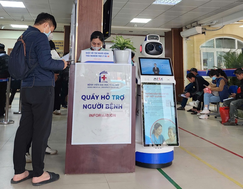 Robot AI tư vấn thăm kh&aacute;m, ph&aacute;t thuốc cho bệnh nh&acirc;n- Ảnh 1.