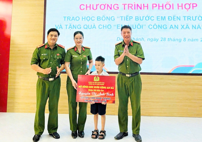 Mùa xuân của thượng tá công an bơi 2km trong đêm cứu dân- Ảnh 2. Mùa xuân của thượng tá công an bơi 2km trong đêm cứu dân- Ảnh 2.
