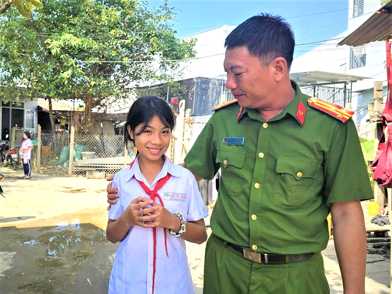 Mùa xuân của thượng tá công an bơi 2km trong đêm cứu dân- Ảnh 1. Mùa xuân của thượng tá công an bơi 2km trong đêm cứu dân- Ảnh 1.