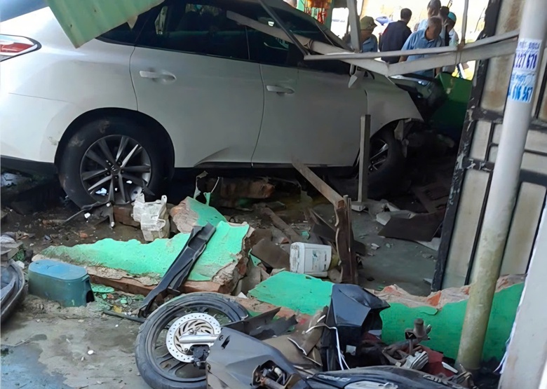 H&agrave; Tĩnh: &Ocirc; t&ocirc; t&ocirc;ng xe m&aacute;y g&acirc;y tai nạn li&ecirc;n ho&agrave;n, 3 người bị thương- Ảnh 1.