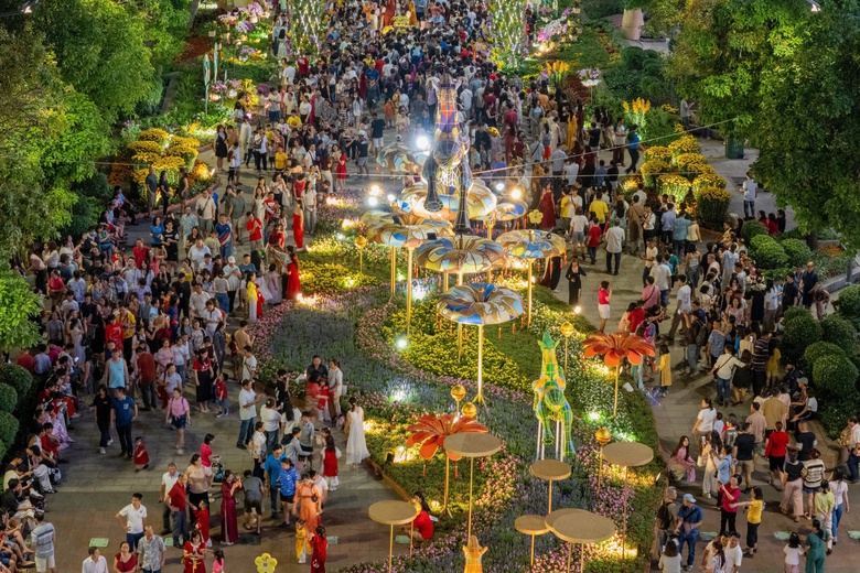 TP.HCM: Đường hoa Nguyễn Huệ thu h&uacute;t h&agrave;ng ng&agrave;n người tham quan thời khắc mở cửa- Ảnh 11.