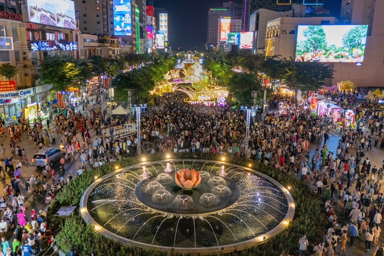 TP.HCM: Đường hoa Nguyễn Huệ thu h&uacute;t h&agrave;ng ng&agrave;n người tham quan thời khắc mở cửa- Ảnh 10.