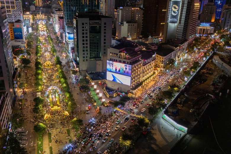 TP.HCM: Đường hoa Nguyễn Huệ thu h&uacute;t h&agrave;ng ng&agrave;n người tham quan thời khắc mở cửa- Ảnh 13.