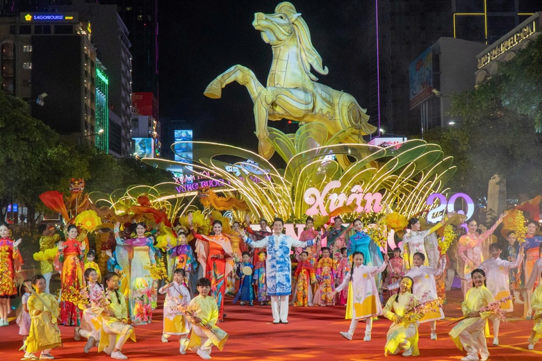 TP.HCM: Đường hoa Nguyễn Huệ thu h&uacute;t h&agrave;ng ng&agrave;n người tham quan thời khắc mở cửa- Ảnh 15.