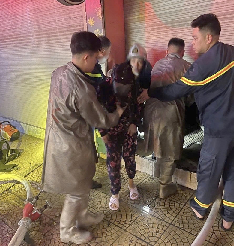 Hà Nội: Cảnh sát giải cứu nhiều người mắc kẹt trong vụ cháy nhà 5 tầng sáng 29 Tết- Ảnh 2. Hà Nội: Cảnh sát giải cứu nhiều người mắc kẹt trong vụ cháy nhà 5 tầng sáng 29 Tết- Ảnh 2.