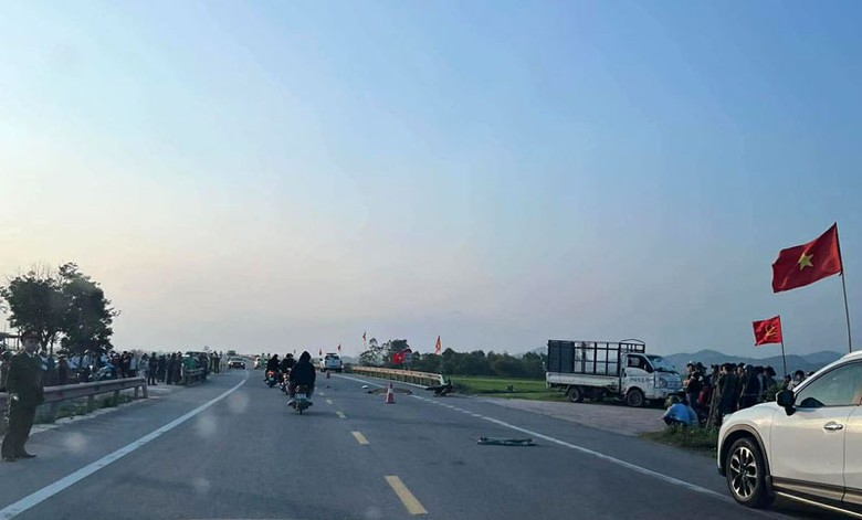Hiện trường vụ tai nạn khiến người đàn ông đi xe máy tử vong tại chỗ. Hiện trường vụ tai nạn khiến người đàn ông đi xe máy tử vong tại chỗ.