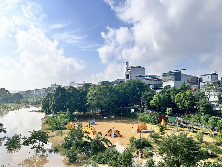 Không gian sinh thái bờ vở sông Hồng ưu tiên hình thành các vùng không gian thoát lũ đặc thù, phù hợp cảnh quan bãi sông và yêu cầu phòng chống thiên tai; chống lấn chiếm đất công, đổ rác thải, nước thải bừa bãi. Không gian sinh thái bờ vở sông Hồng ưu tiên hình thành các vùng không gian thoát lũ đặc thù, phù hợp cảnh quan bãi sông và yêu cầu phòng chống thiên tai; chống lấn chiếm đất công, đổ rác thải, nước thải bừa bãi.