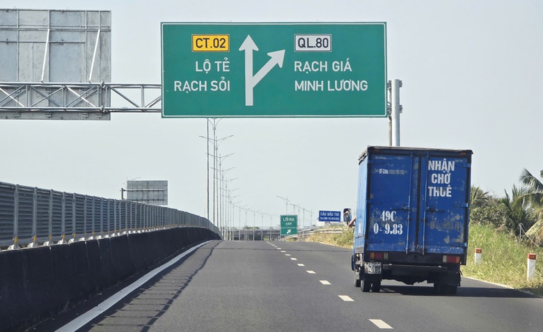 Trải nghiệm cao tốc CT02 nối Đồng Tháp - An Giang: Đường đẹp, còn nỗi lo an toàn- Ảnh 9. Trải nghiệm cao tốc CT02 nối Đồng Tháp - An Giang: Đường đẹp, còn nỗi lo an toàn- Ảnh 9.