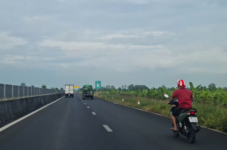 Trải nghiệm cao tốc CT02 nối Đồng Tháp - An Giang: Đường đẹp, còn nỗi lo an toàn- Ảnh 5. Trải nghiệm cao tốc CT02 nối Đồng Tháp - An Giang: Đường đẹp, còn nỗi lo an toàn- Ảnh 5.