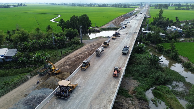 Hối hả thi c&ocirc;ng tr&ecirc;n c&ocirc;ng trường dự &aacute;n cao tốc Ch&acirc;u Đốc - Cần Thơ - S&oacute;c Trăng qua An Giang- Ảnh 1.