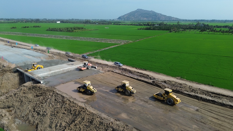 Hối hả thi c&ocirc;ng tr&ecirc;n c&ocirc;ng trường dự &aacute;n cao tốc Ch&acirc;u Đốc - Cần Thơ - S&oacute;c Trăng qua An Giang- Ảnh 5.