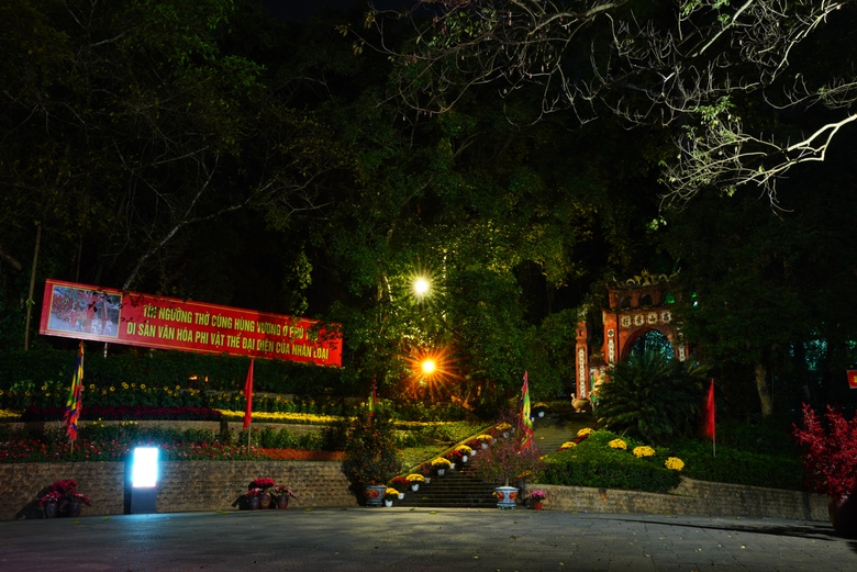 Không khí linh thiêng, tĩnh lặng đêm Giao thừa tại Đền Hùng- Ảnh 2. Không khí linh thiêng, tĩnh lặng đêm Giao thừa tại Đền Hùng- Ảnh 2.