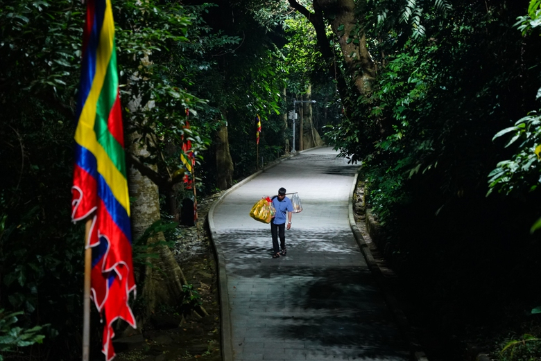 Không khí linh thiêng, tĩnh lặng đêm Giao thừa tại Đền Hùng- Ảnh 7. Không khí linh thiêng, tĩnh lặng đêm Giao thừa tại Đền Hùng- Ảnh 7.