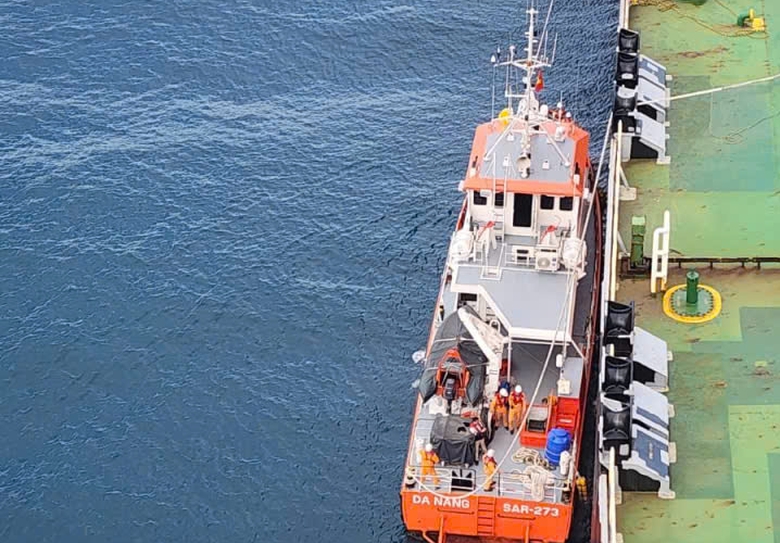 Xuyên đêm giành lại sự sống cho thuyền viên trẻ giữa trùng khơi - Ảnh 1. Xuyên đêm giành lại sự sống cho thuyền viên trẻ giữa trùng khơi - Ảnh 1.