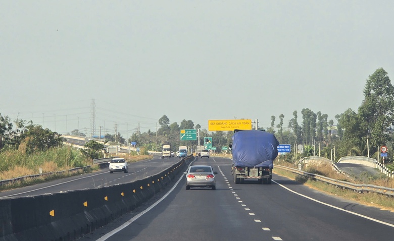 Trải nghiệm cao tốc CT02 nối Đồng Tháp - An Giang: Đường đẹp, còn nỗi lo an toàn- Ảnh 6. Trải nghiệm cao tốc CT02 nối Đồng Tháp - An Giang: Đường đẹp, còn nỗi lo an toàn- Ảnh 6.