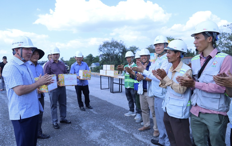 C&ocirc;ng nh&acirc;n cao tốc Bi&ecirc;n H&ograve;a - Vũng T&agrave;u được "tiếp sức", giữ nhịp thi c&ocirc;ng xuy&ecirc;n Tết- Ảnh 4.