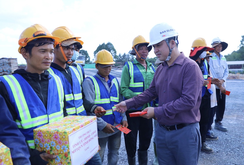 C&ocirc;ng nh&acirc;n cao tốc Bi&ecirc;n H&ograve;a - Vũng T&agrave;u được "tiếp sức", giữ nhịp thi c&ocirc;ng xuy&ecirc;n Tết- Ảnh 2.