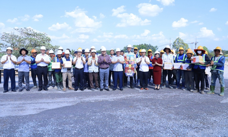 C&ocirc;ng nh&acirc;n cao tốc Bi&ecirc;n H&ograve;a - Vũng T&agrave;u được "tiếp sức", giữ nhịp thi c&ocirc;ng xuy&ecirc;n Tết- Ảnh 3.